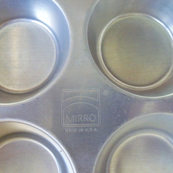 Vintage aluminum muffin pan, USA (#EV1326) - Picture 2 of 4